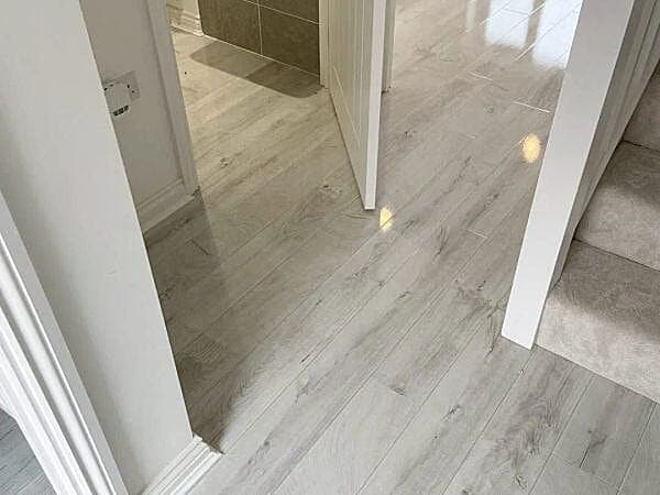 31m2 Bundle Winter White Super High Gloss 8mm + FREE Underlay