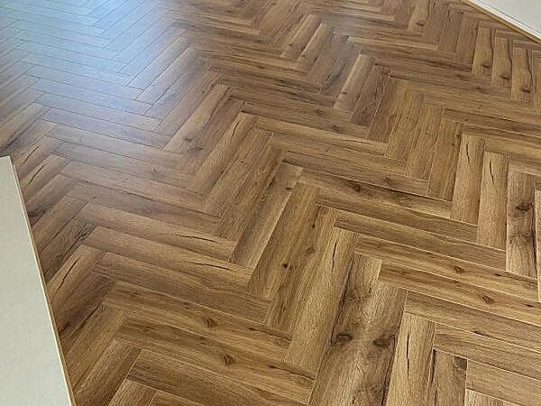 Crafted Oak Herringbone 12mm Laminate